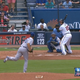Illustration for article titled Clayton Kershaw Throws Weird Pitch